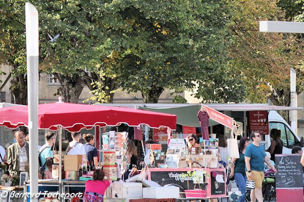 Bordeaux stands du marché place Pey Berland | Photo Bernard Tocheport 