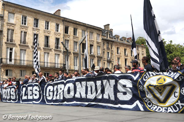 Supporters des Girondins de Bordeaux place Pey Berland | Photo Bernard Tocheport 
