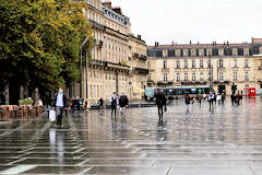 Bordeaux géométrie du sol de la place Pey Berland | Photo Bernard Tocheport 