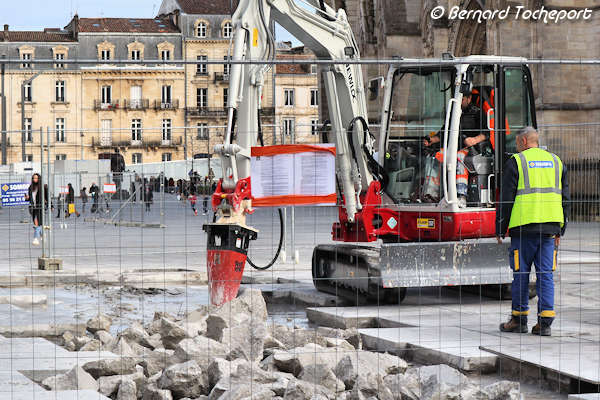 Bordeaux les pelleteuses entrent en action place Pey Berland | Photo Bernard Tocheport 