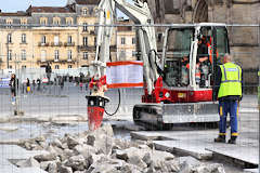 Bordeaux les pelleteuses entrent en action place Pey Berland | Photo Bernard Tocheport 