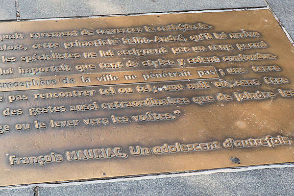 Bordeaux citation de François Mauriac place Pey Berland | Photo Bernard Tocheport 