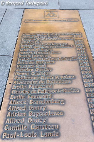 Plaque des maires de Bordeaux jusqu'en 1900 place Pey Berland | Photo Bernard Tocheport 