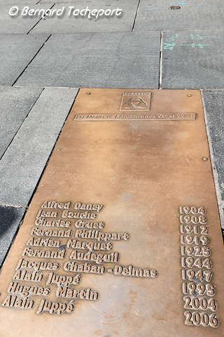 Plaque listant les maires de Bordeaux de 1904 à 2006 | Photo Bernard Tocheport 