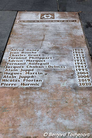 Plaque liste des maires de Bordeaux de 1904 à 2020 | Photo Bernard Tocheport 