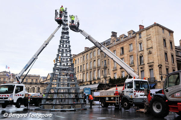 Bordeaux installation du sapin de Noël de la place Pey Berland | Photo Bernard Tocheport 
