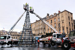 Bordeaux installation du sapin de Noël de la place Pey Berland | Photo Bernard Tocheport 