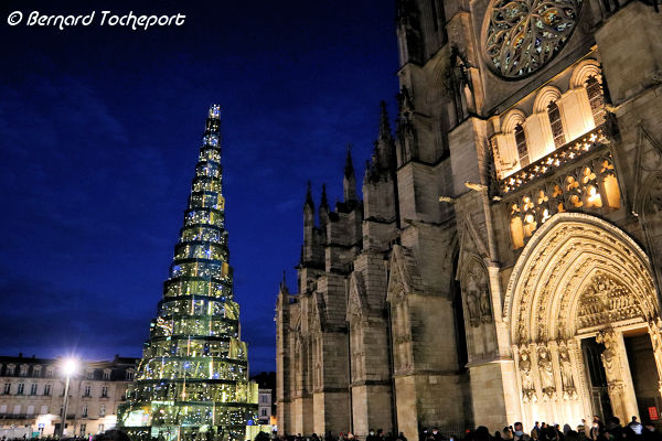Bordeaux illumination du sapin de Noël de verre et d'acier| Photo Bernard Tocheport 