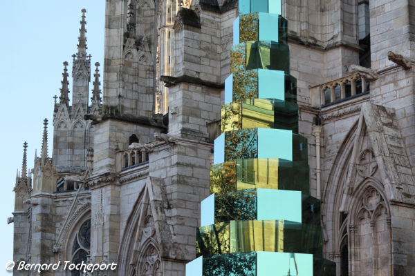 Bordeaux reflets miroir du sapin de Noël devant la cathédrale | Photo Bernard Tocheport 