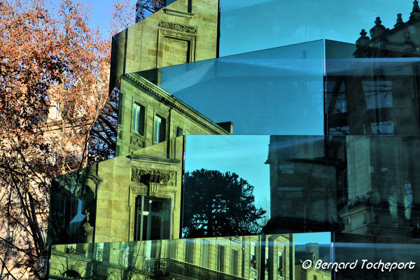 Facettes et reflets miroir du sapin de Noël place Pey Berland | Photo Bernard Tocheport 