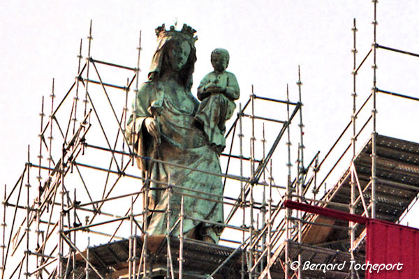 Notre Dame d'Aquitaine vert bronze avant sa restauration de 2002  |  Photo 33-bordeaux.com