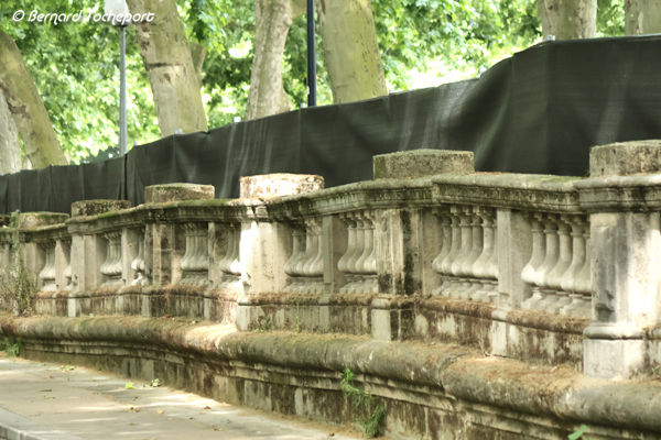 Bordeaux balustrade des Quinconces faisant des vagues  | Photo Bernard Tocheport