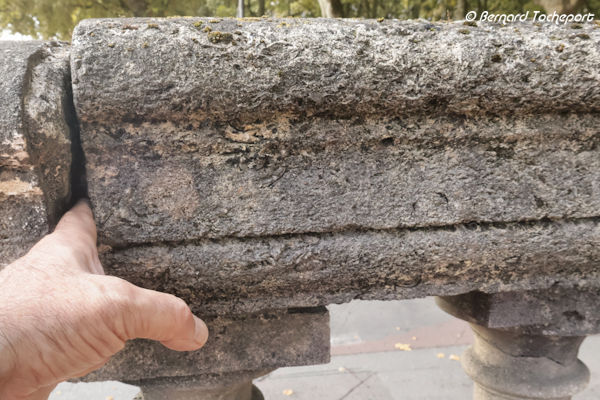 Bordeaux espace entre 2 pierres balustrade des Quinconces | Photo Bernard Tocheport