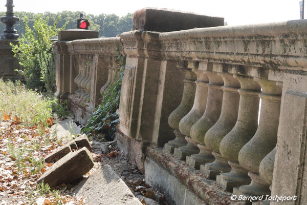 Bordeaux balustrade des Quinconces poussée par les racines d'arbre | Photo Bernard Tocheport