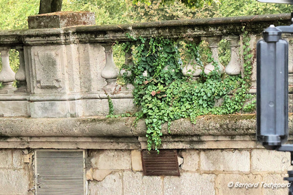 Balustrade des Quinconces penchant vers les allées de Munich | Photo Bernard Tocheport
