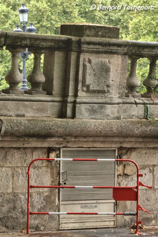 Barière au pied de la balustrade penchée allées de Munich | Photo Bernard Tocheport