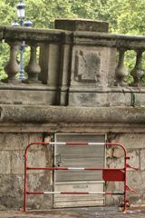 Barière au pied de la balustrade penchée allées de Munich | Photo Bernard Tocheport