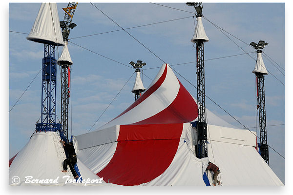 Montage chapiteau cirque Arlette Gruss place des Quinconces | Photo 33-bordeaux.com