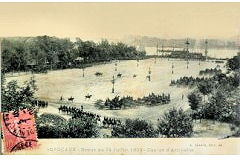 Ancienne carte Postale défilé militaire place des Quinconces