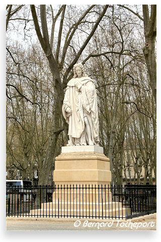 Bordeaux statue de Montesquieu place des Quinconces | Photo 33-bordeaux.com