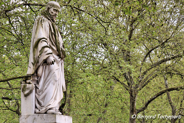 Statue de Montaigne et feuillage de printemps place des Quinconces à Bordeaux | Photo 33-bordeaux.com