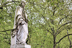 Statue de Montaigne et feuillage de printemps place des Quinconces à Bordeaux | Photo 33-bordeaux.com