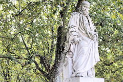 Statue de Michel Montaigne place des Quinconces à Bordeaux | Photo Bernard Tocheport