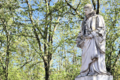 Au printemps, statue de Montaigne place des Quinconces à Bordeaux | Photo Bernard Tocheport