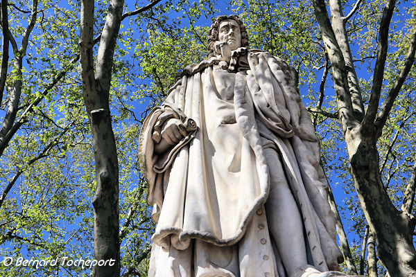 Statue en pied de Montesquieu place des Quinconces à Bordeaux | Photo Bernard Tocheport