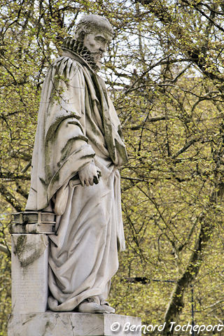 Statue en pied de Montaigne place des Quinconces à Bordeaux | Photo Bernard Tocheport
