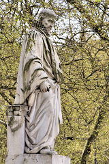 Statue en pied de Montaigne place des Quinconces à Bordeaux | Photo Bernard Tocheport
