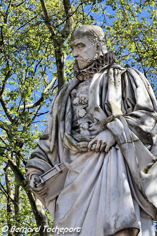 Détail statue de Montaigne place des Quinconces à Bordeaux | Photo Bernard Tocheport
