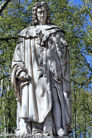 Statue en pied de Montesquieu place des Quinconces à Bordeaux | Photo Bernard Tocheport