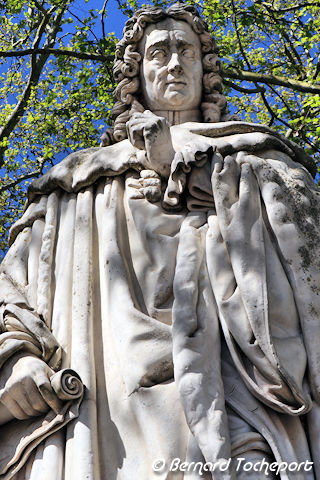 Détail statue de Montesquieu place des Quinconces à Bordeaux | Photo Bernard Tocheport