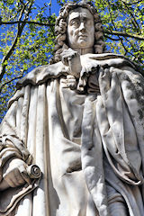 Détail statue de Montesquieu place des Quinconces à Bordeaux | Photo Bernard Tocheport