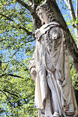 Statue de Montesquieu et feuillages de printemps place des Quinconces à Bordeaux | Photo Bernard Tocheport