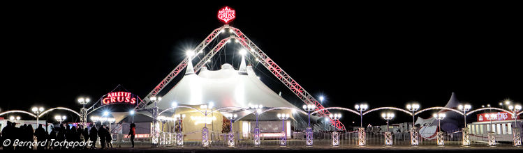 Chapiteau éclairé du cirque Gruss à Bordeaux Quinconces | Photo Bernard Tocheport