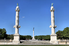 Bordeaux la Place des Quinconces et ses 3 colonnes | Photo Bernard Tocheport