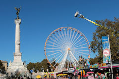 Bordeaux grande roue et manèges de la Foire aux Plaisirs Place des Quinconces | Photo Bernard Tocheport