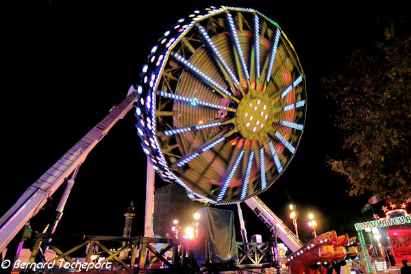 Bordeaux manèges de la Foire aux Plaisirs la nuit Place des Quinconces | Photo Bernard Tocheport
