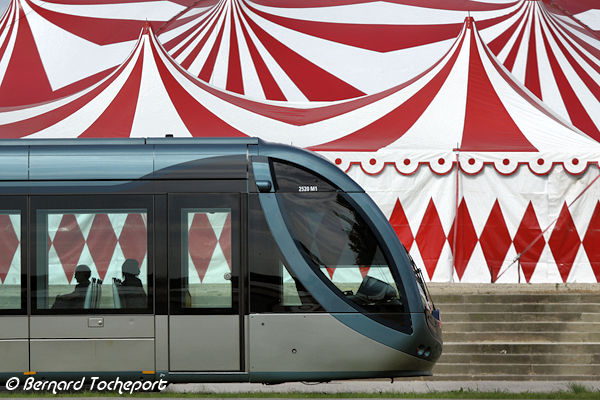 Bordeaux tram passant devant le chapietau du Cirque Amar Place des Quinconces | Photo Bernard Tocheport