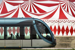 Bordeaux tram passant devant le chapietau du Cirque Amar Place des Quinconces | Photo Bernard Tocheport