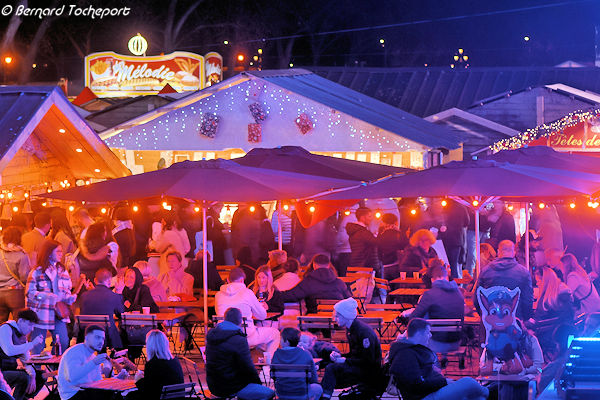 Bordeaux ambiance nocturne du marché de Noël place des Quinconces | Photo Bernard Tocheport