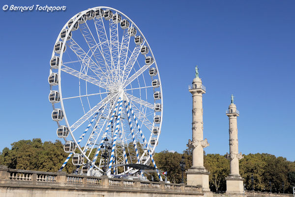 Bordeaux Grande roue et colonnes rostrales place des Quinconces | Photo Bernard Tocheport