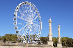 Bordeaux Grande roue et colonnes rostrales place des Quinconces | Photo Bernard Tocheport