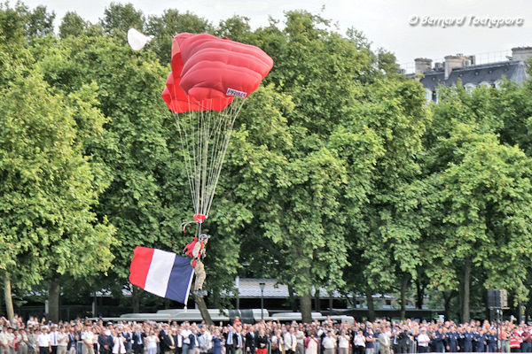 Bordeaux saut en parachute le 14 juillet place des Quinconces | Photo Bernard Tocheport
