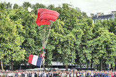 Bordeaux saut en parachute le 14 juillet place des Quinconces | Photo Bernard Tocheport