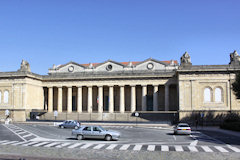 Place de la République 12 colonnes doriques et 3 frontons du Palais de Justice