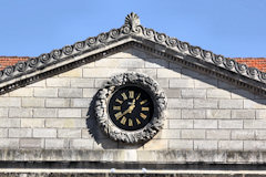 horloge au fronton de la place de la République -  photo 33-bordeaux.com