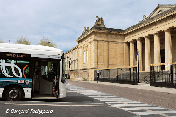 Place de la République station de bus devant le Palais de Justice : 33-bordeaux.com
